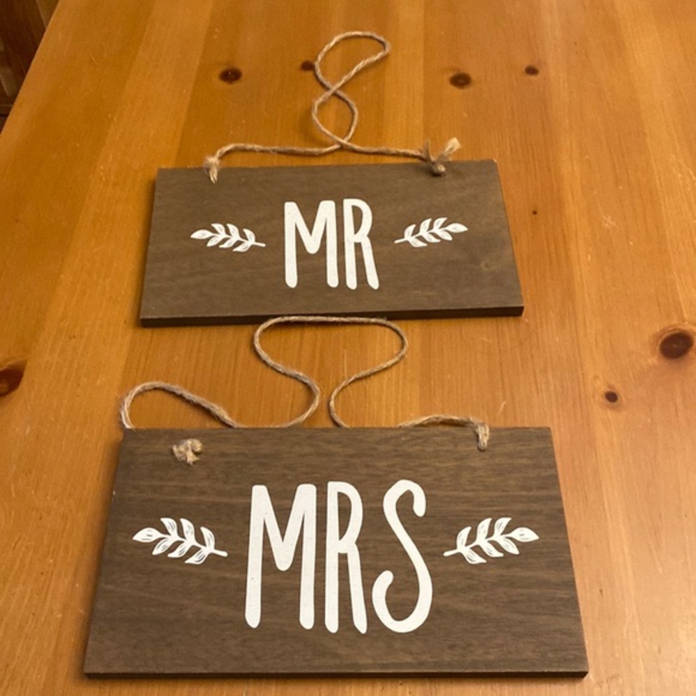 Wedding‎ signs Mr & Mrs. 👰🤵
